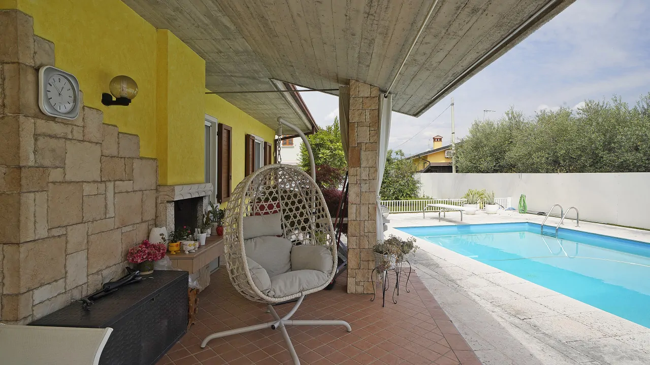 Portico con poltrona sospesa e piscina