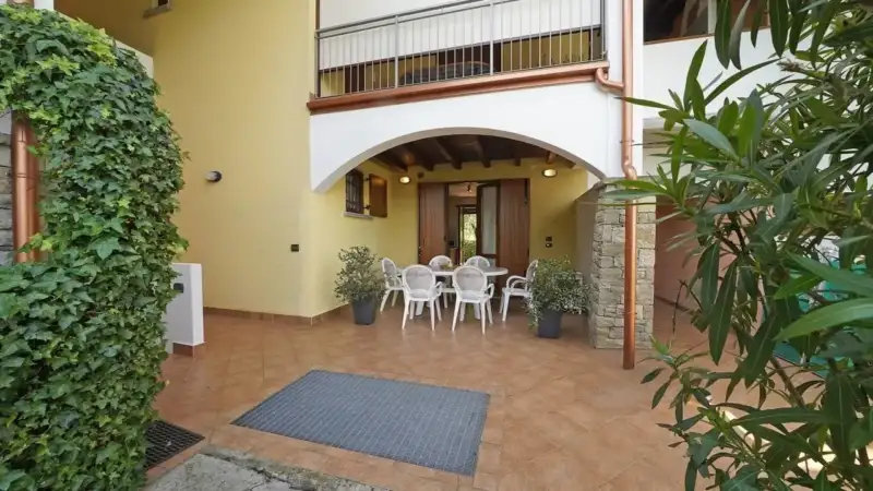 Wohnung mit Privatgarten in einer Residenz mit Pool in Manerba del Garda, Manerba del Garda