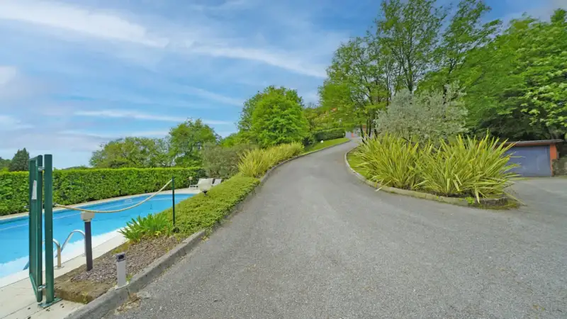 Renovierte Dreizimmerwohnung mit privatem Garten und Seeblick in Soiano del Lago, Soiano del Lago