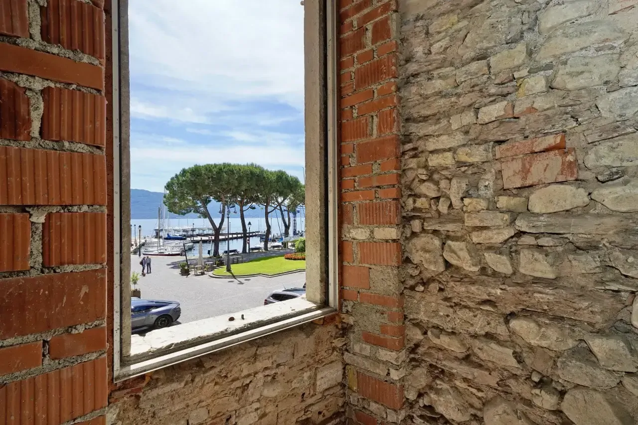 Blick aus dem Fenster mit Stein- und Ziegelmauer