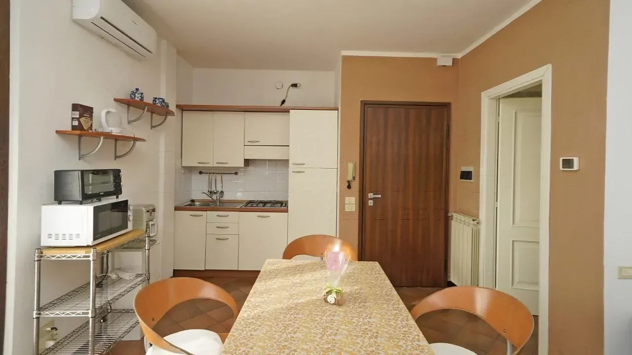 Küche mit Tisch und Stühlen in einem kompakten Raum
