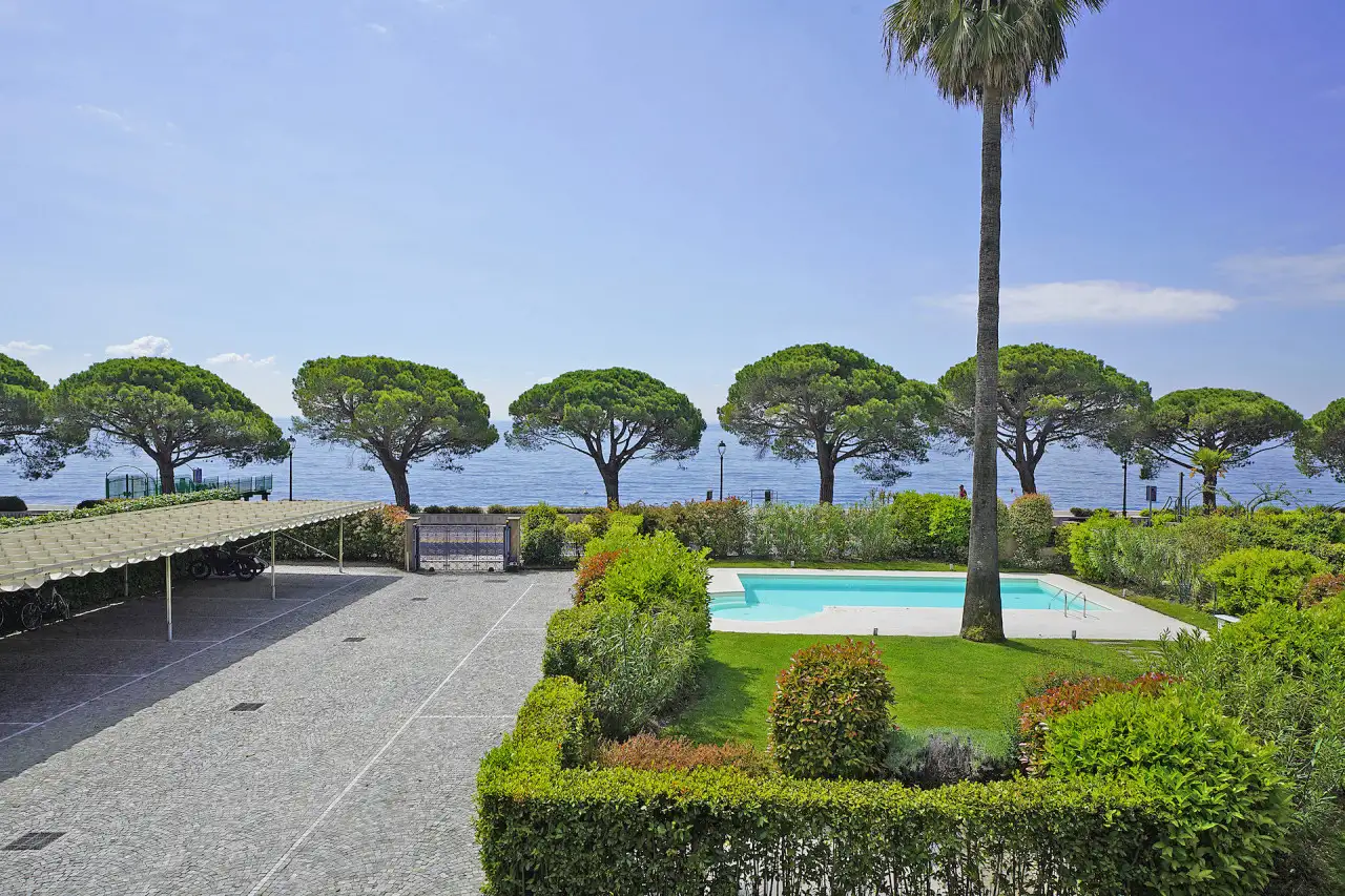 Giardino con piscina e posto auto coperto sul lungolago