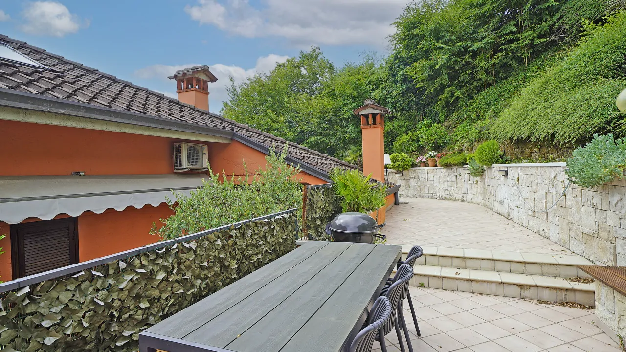 Terrasse mit Tisch und Stühlen im Freien