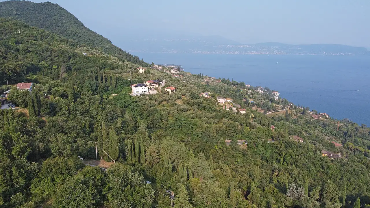 Vista panoramica del terreno e del lago da un'area collinare