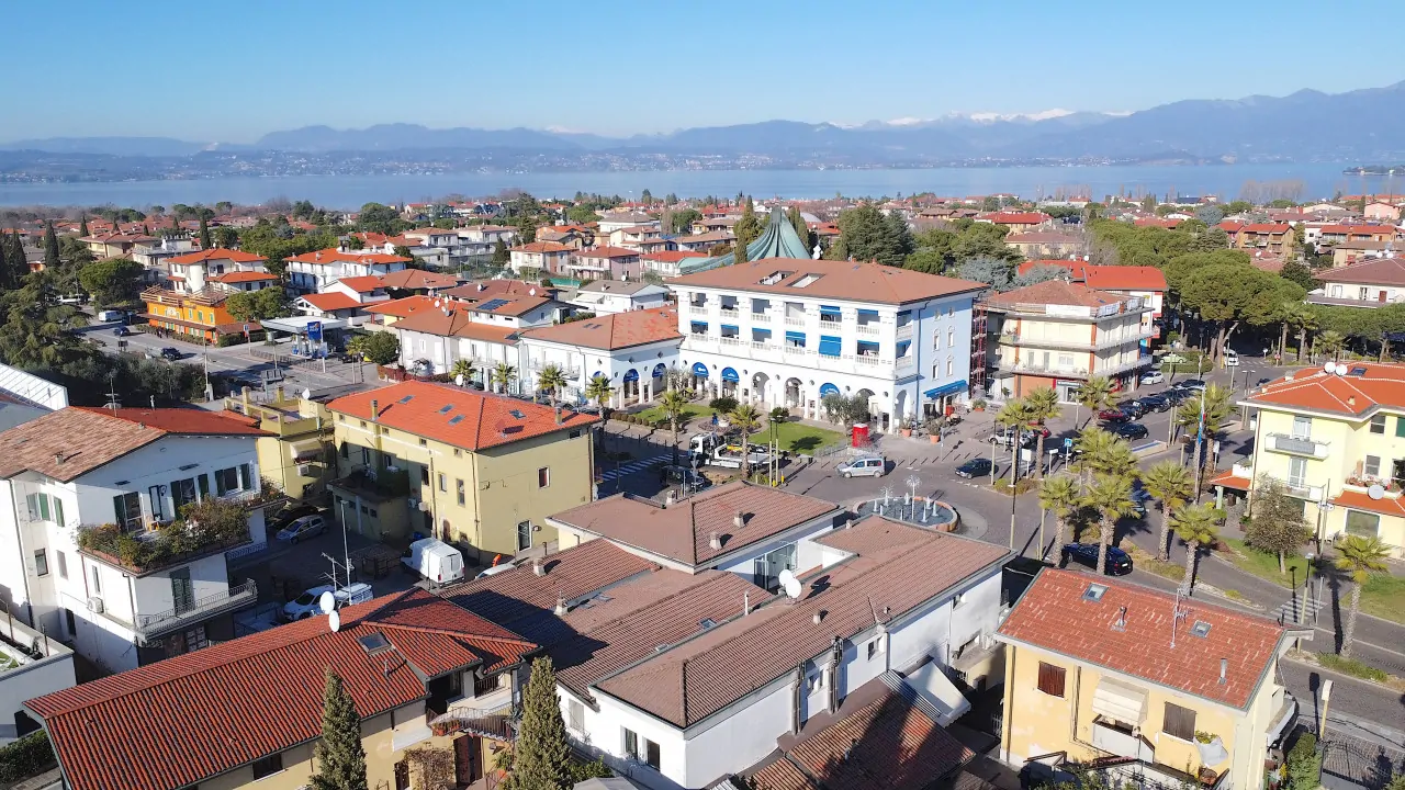 Luftaufnahme des Zentrums von Sirmione mit See im Hintergrund