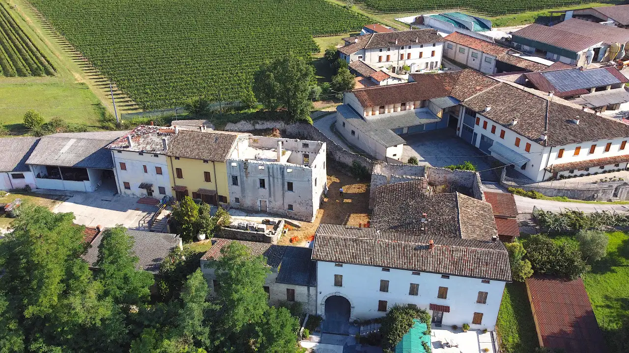 Luftaufnahme des Rustikalen mit exklusivem Hof und umliegenden Gebäuden in Pozzolengo