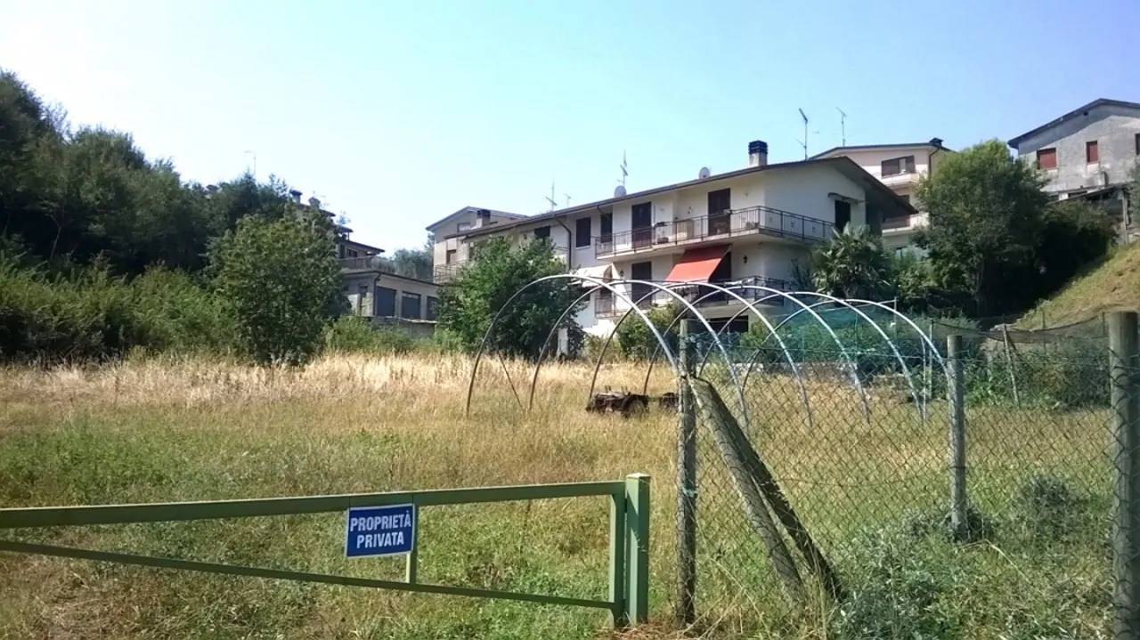 Terreno recintato con erba e strutture metalliche