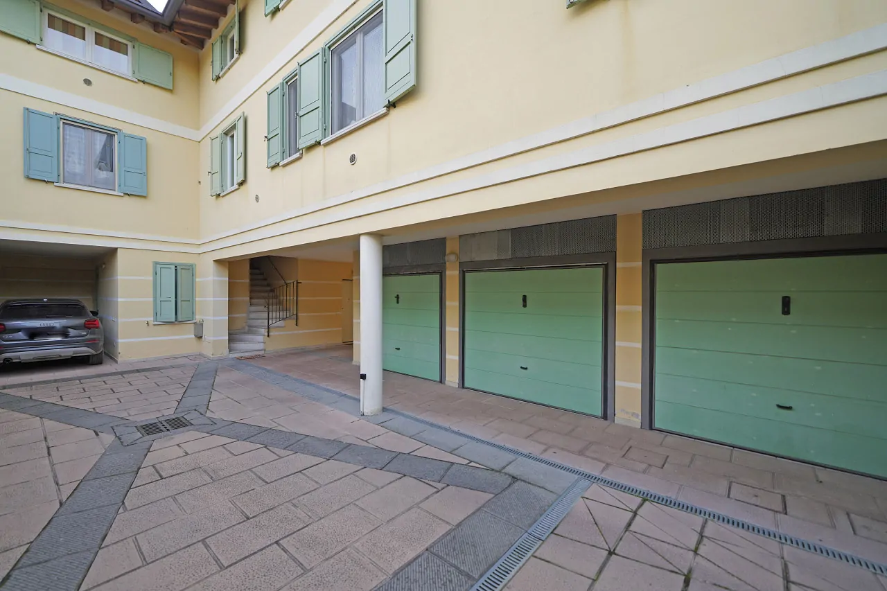 Cortile con garage e auto parcheggiata
