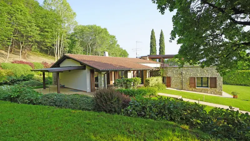 Freistehende Villa mit Garten und Terrasse mit Seeblick, in einer exklusiven Wohnlage, San Felice del Benaco