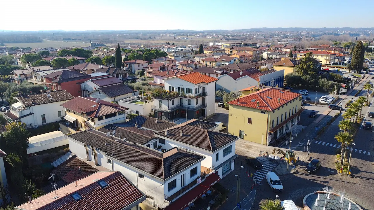 Luftaufnahme eines Wohnviertels mit Straßen und Gebäuden in Sirmione