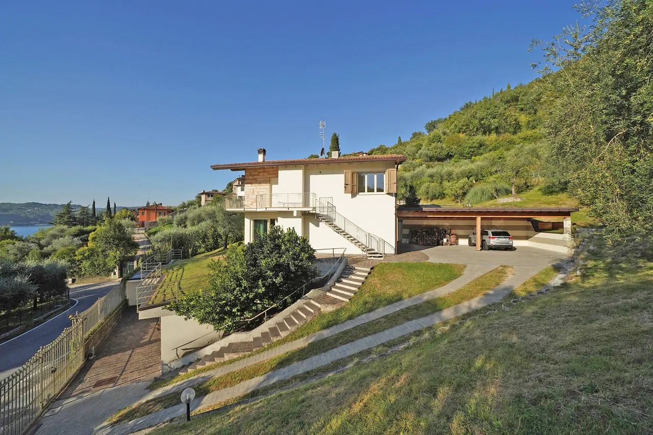 Außenansicht der Villa mit Garten und Seeblick
