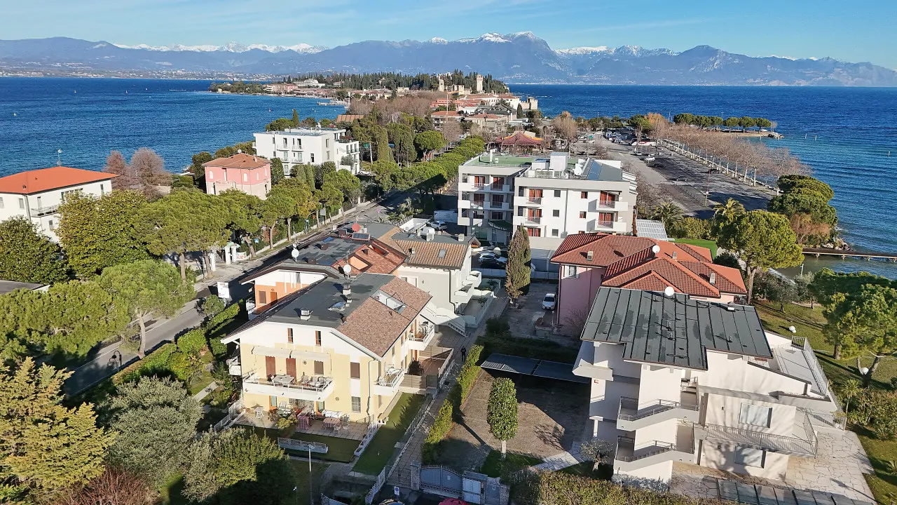 Veduta aerea di edifici residenziali vicino al lago a Sirmione
