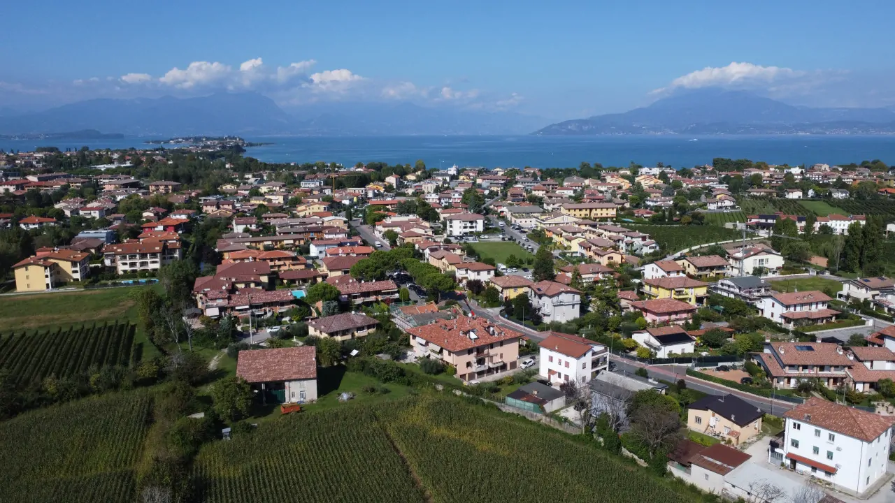 Luftaufnahme von Sirmione mit Häusern und Anbauflächen