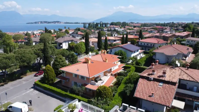 Erdgeschosswohnung mit Kellerraum und verbundener Garage in Sirmione zum Verkauf, Sirmione