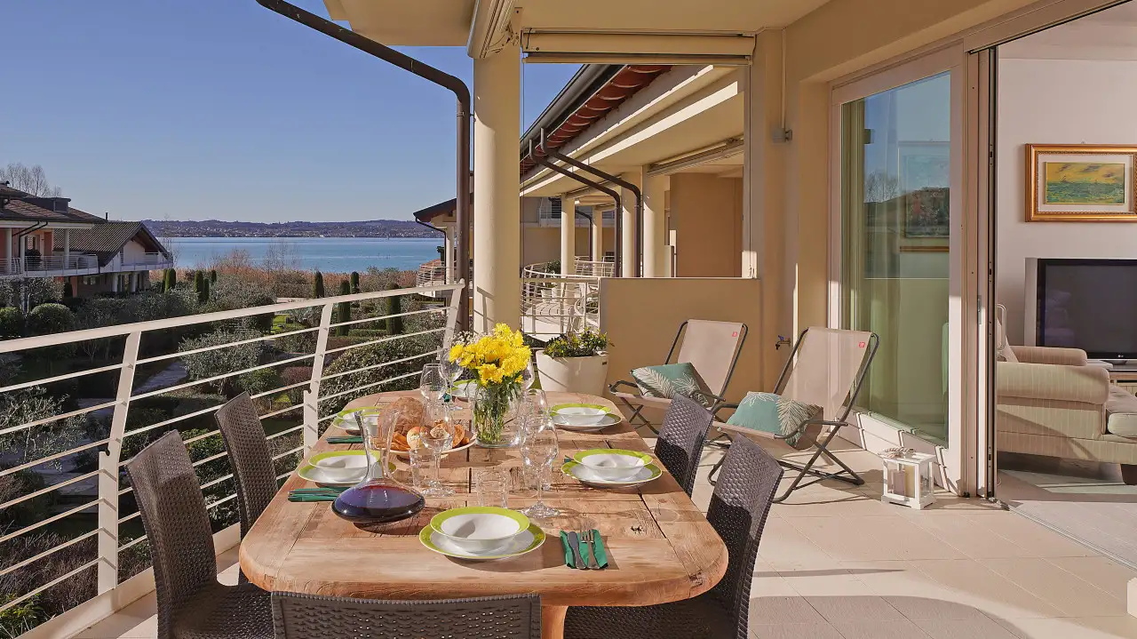 Terrasse mit gedecktem Tisch und Seeblick