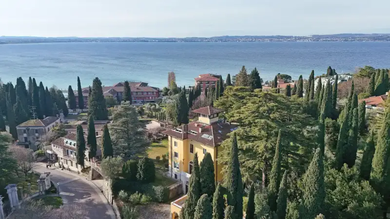 Wunderschöne Dependance in einer Villa aus der Epoche im Herzen von Sirmione, Sirmione