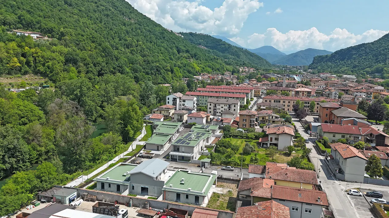 Luftaufnahme der Wohnanlage und der Stadt Villanuova Sul Clisi