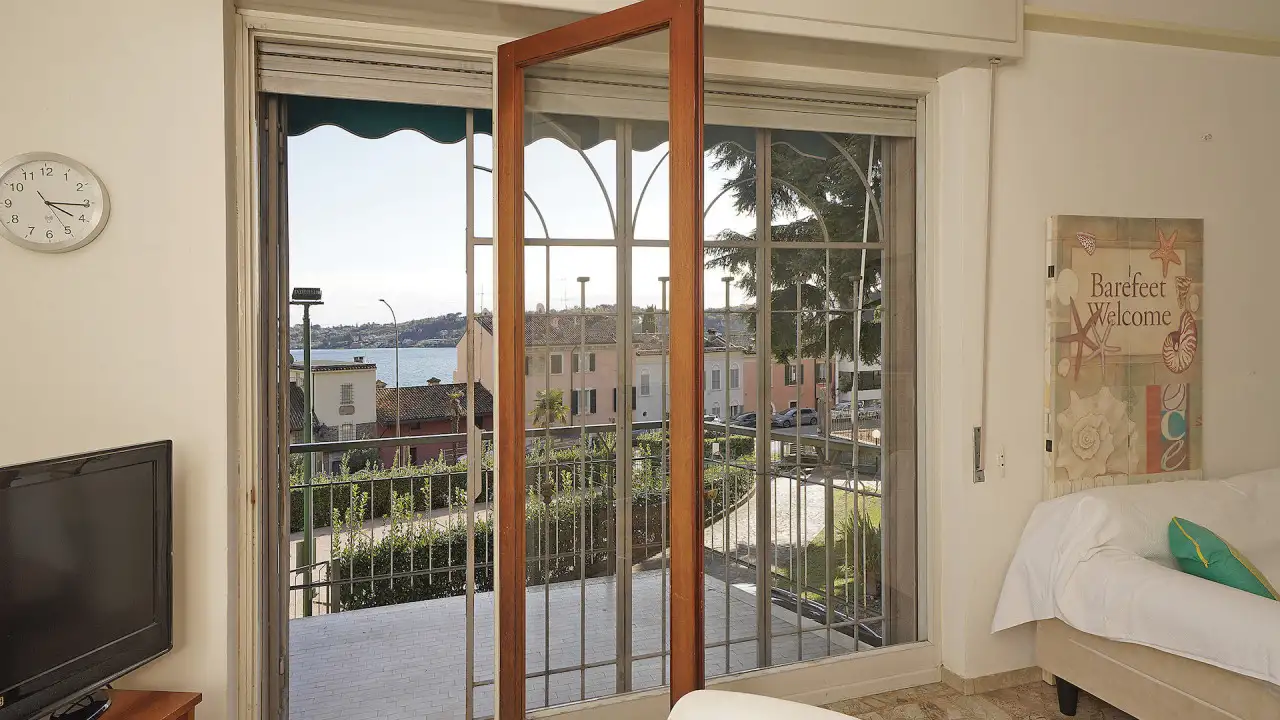 Terrazza con tavolo, sedia e vista su colline e montagne