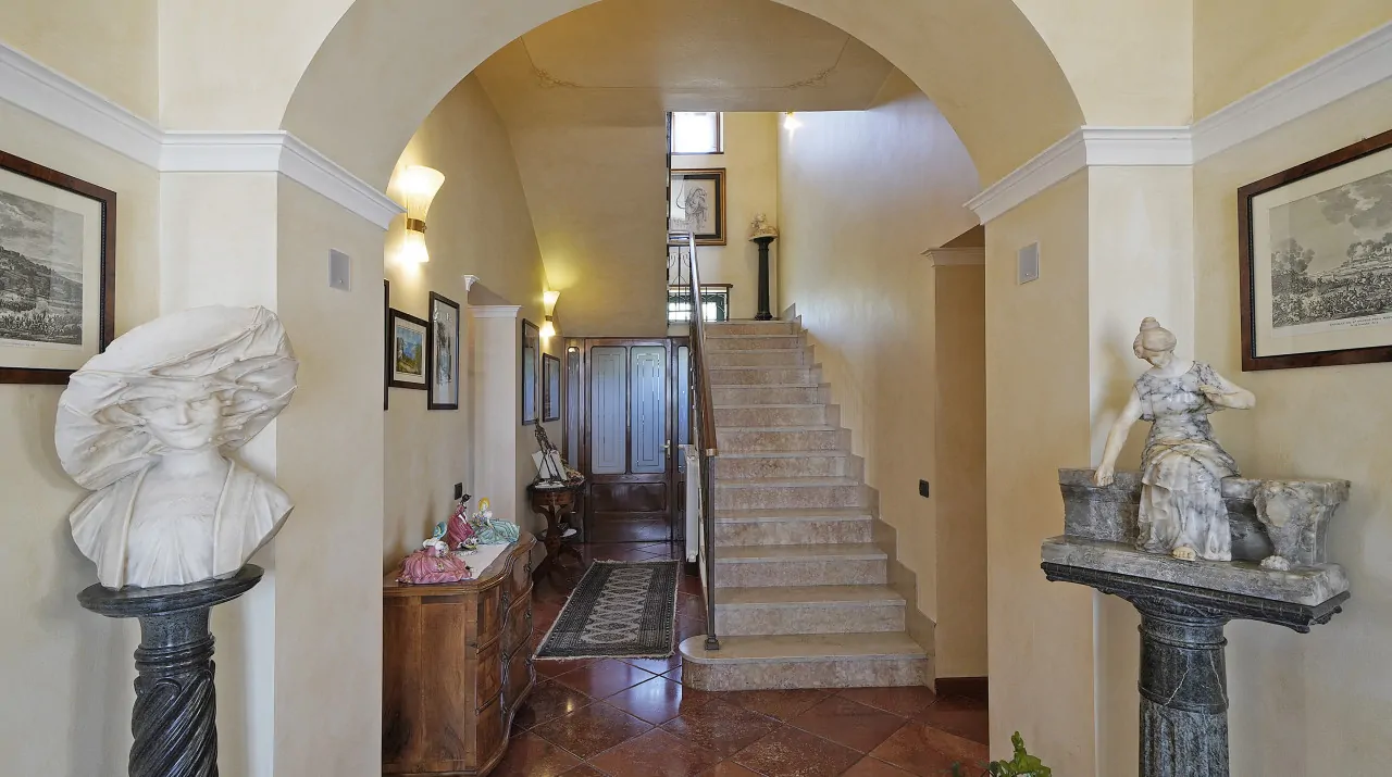 Eingang mit Treppe und dekorativen Statuen