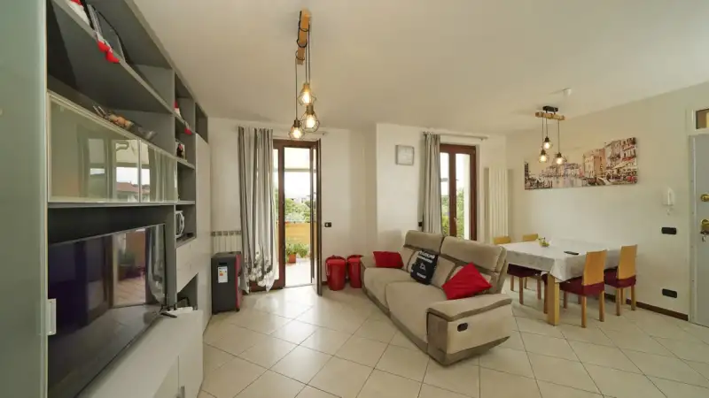 Appartamento con terrazzo in residence con piscina a Puegnago del Garda, Raffa, Puegnago sul Garda