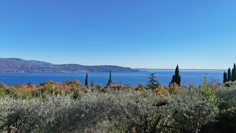 Großzügige Dreizimmerwohnung mit Garten und Seeblick in Wohnanlage mit Pool, Toscolano Maderno