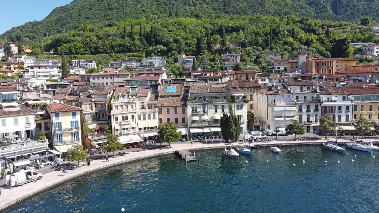 Luftaufnahme der Uferpromenade von Salò mit Booten und Gebäuden