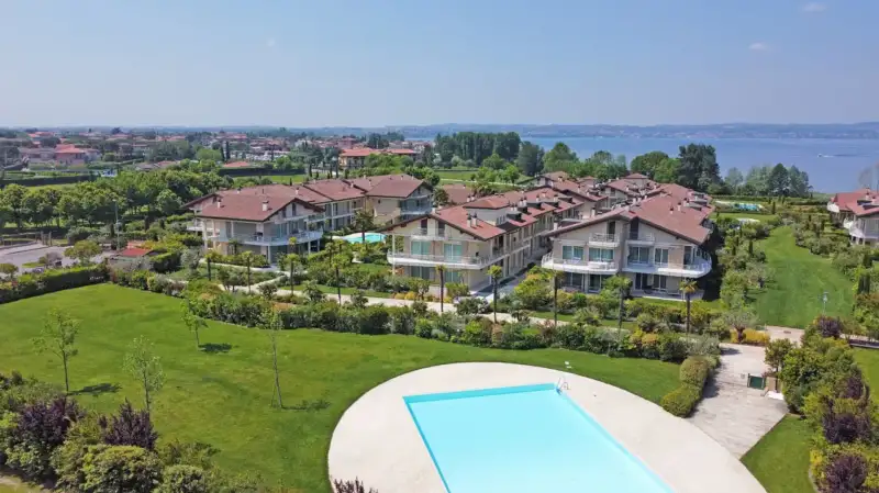 Prestigeträchtige Vierzimmerwohnung zum Verkauf in Sirmione mit Seeblick, Sirmione