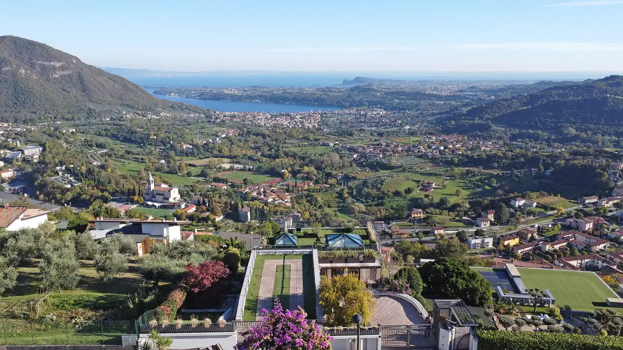 Vista panoramica sulla valle e sul lago con case e vegetazione