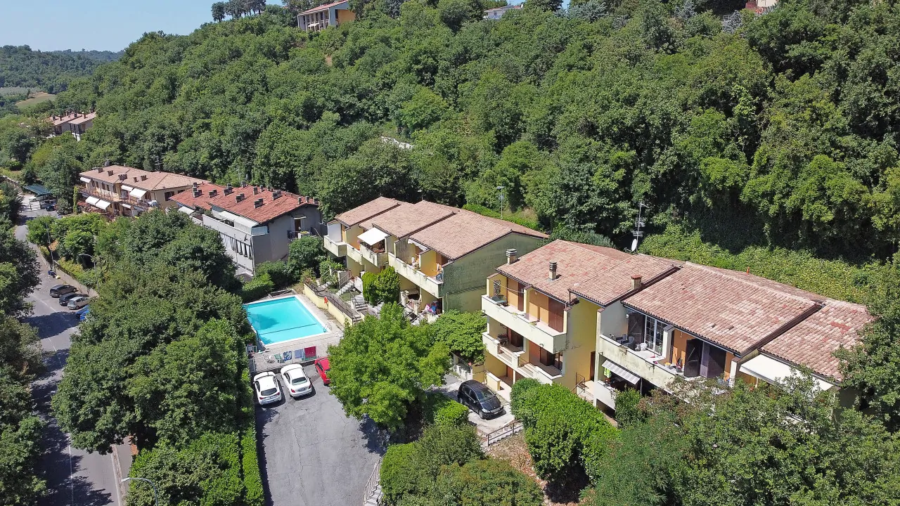 Wohnanlage mit Schwimmbad und Parkplatz in Soiano del Lago