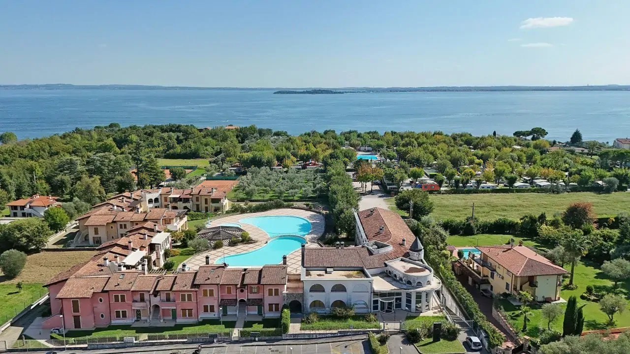 Luftaufnahme der Residenz mit Pool und See im Hintergrund in Manerba del Garda