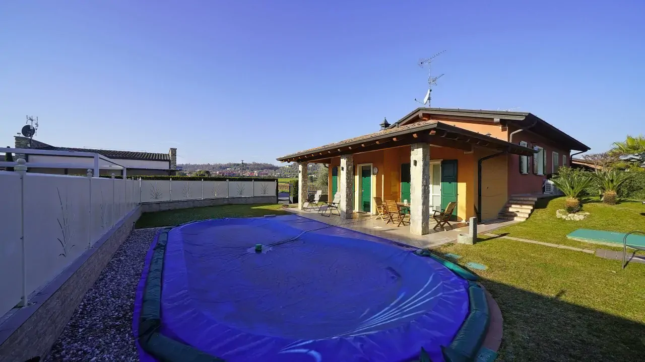 Außenbereich mit abgedecktem Pool und Garten