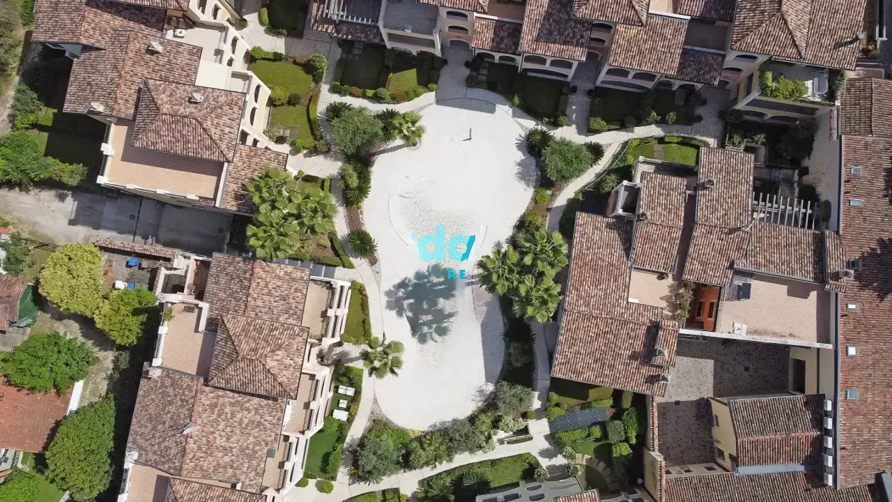 Zentraler Swimmingpool mit Sonnenbereich in der Wohnanlage Benaco Village in Toscolano Maderno