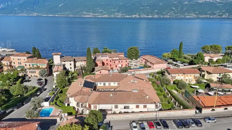 Trilocale con Corte Privata, Piscina e Sauna a Due Passi dal Lago a Bogliaco, Gargnano