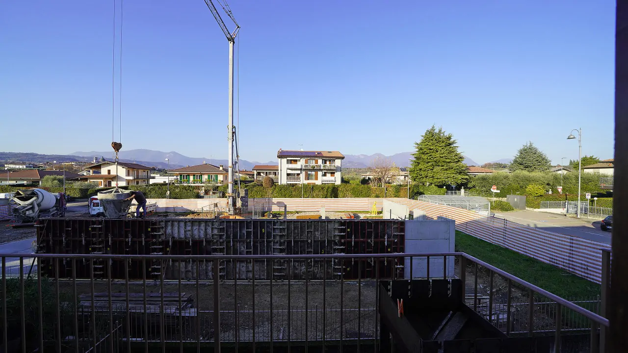 Vista esterna con cantiere e gru in primo piano