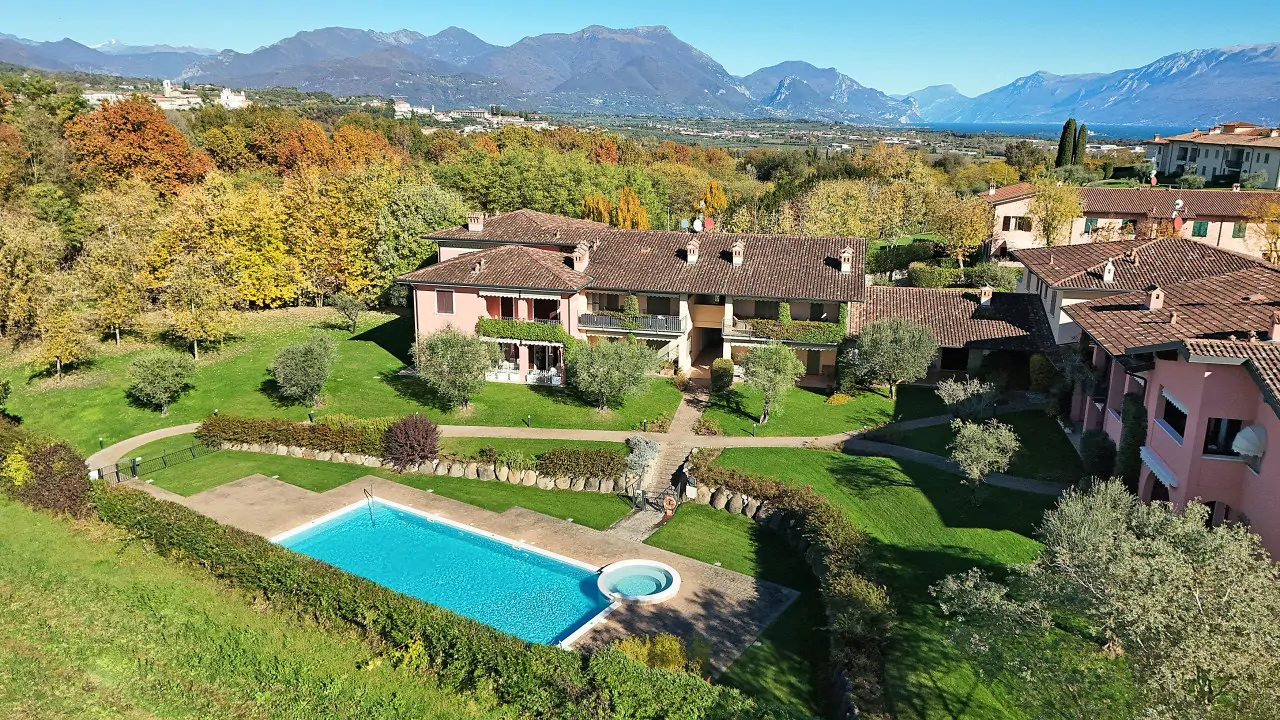 Residence con piscina e giardini a Soiano del Lago