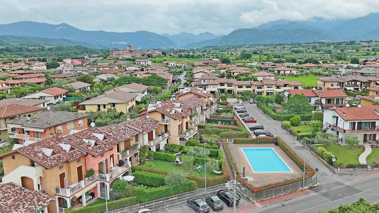 Vista aerea del residence con piscina e case a schiera
