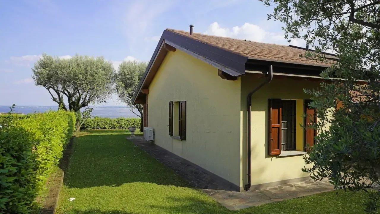 Esterno della villetta con giardino e siepe