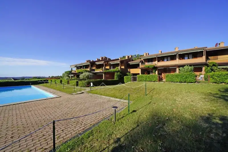 Bright three-room apartment with beautiful lake view in Soiano del Lago, Soiano del Lago