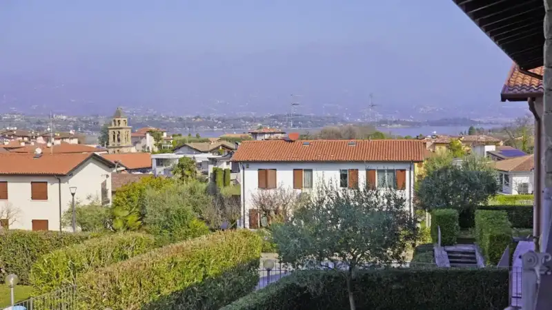 Dreizimmerwohnung mit großer Terrasse mit Seeblick und pool in Manerba del Garda, Manerba del Garda