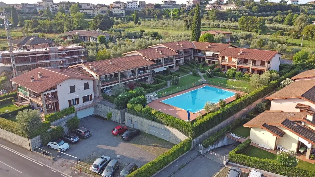 Wohnanlage mit Schwimmbad und Parkplatz in Manerba del Garda