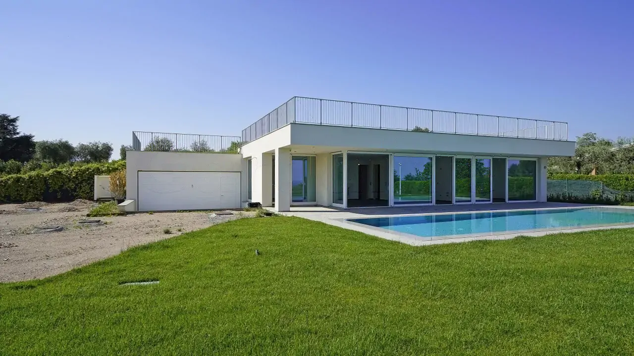 Moderne Villa mit Pool und Garten