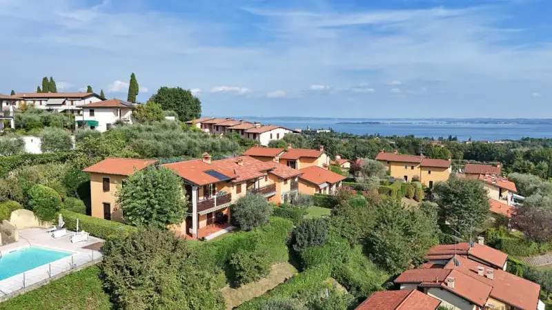 Wohnung mit privatem Garten in einer Wohnanlage mit Swimmingpool in Soiano del Lago, Soiano del Lago