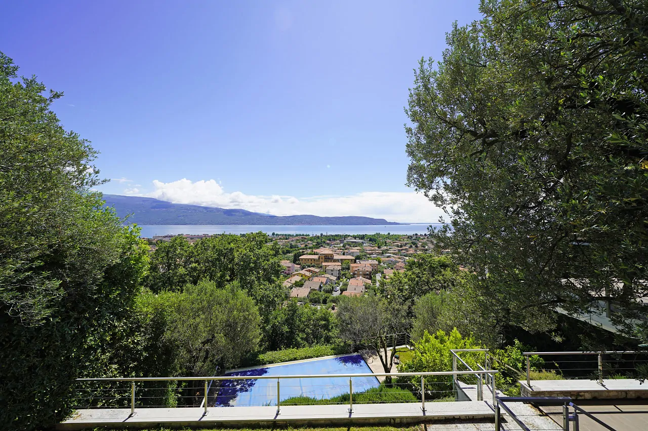 Vista panoramica sul lago e sul paese con piscina in primo piano