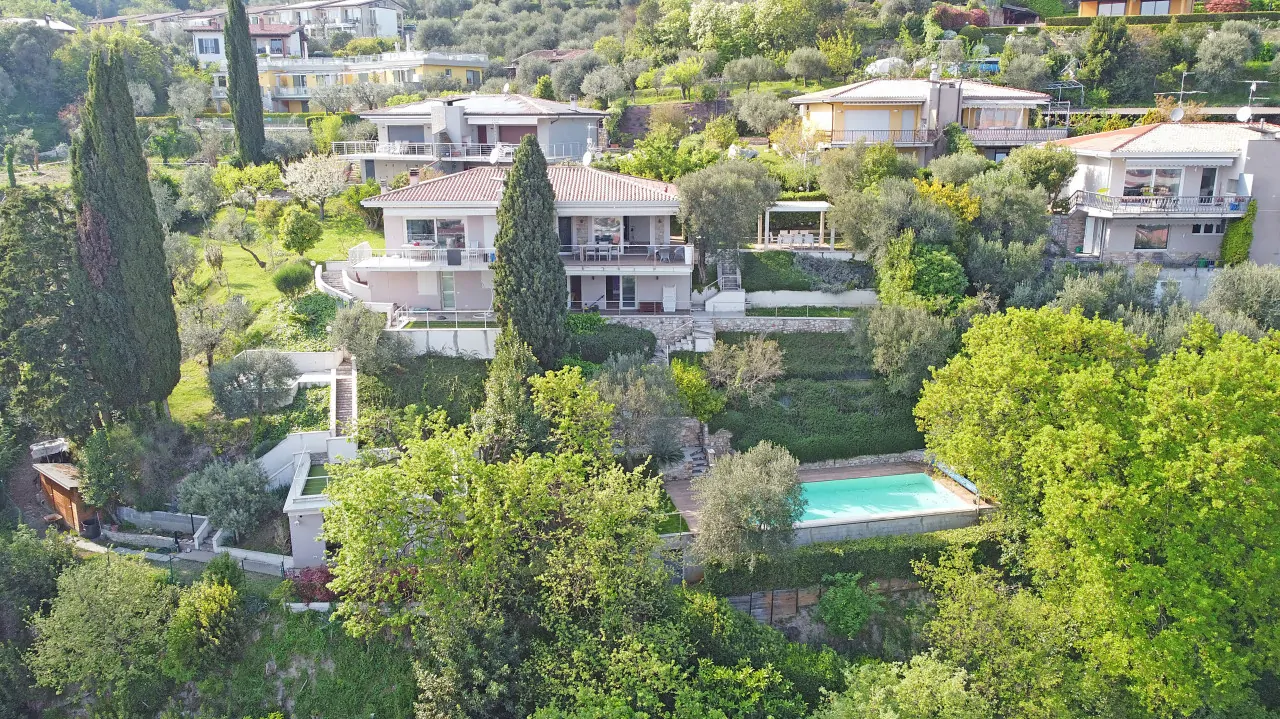 Vista aerea della bifamiliare con piscina e giardino