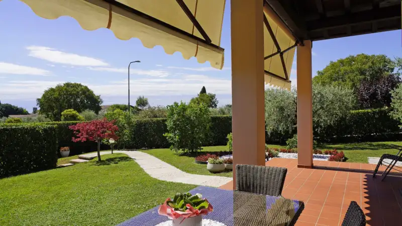 Eckreihenhaus in einer Wohnanlage mit Pool in San Felice del Benaco, San Felice del Benaco