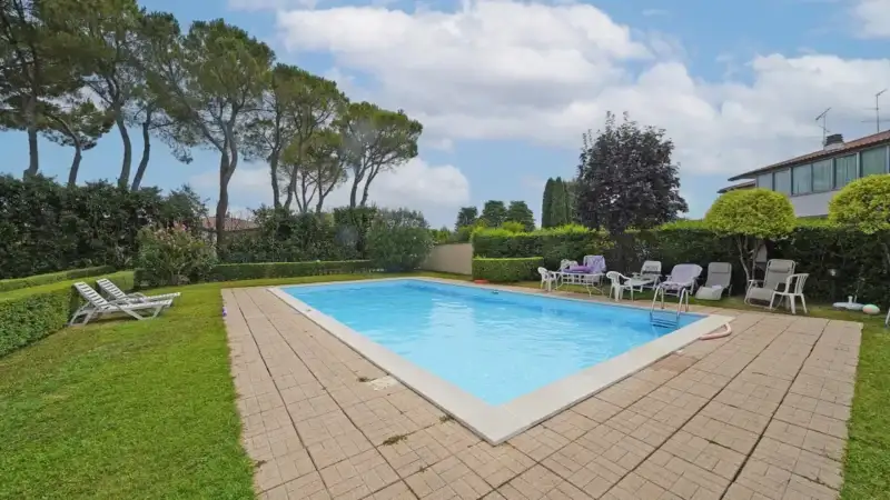 Erdgeschosswohnung mit zwei Gärten in einer Wohnanlage mit Pool in Manerba del Garda, Manerba del Garda