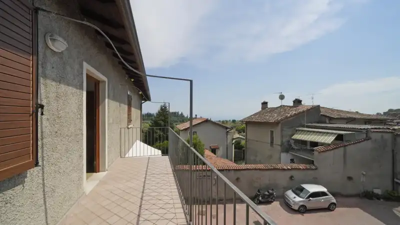 Elegante, renovierte Drei-Zimmer-Wohnung im Dorf Gaino, Toscolano Maderno