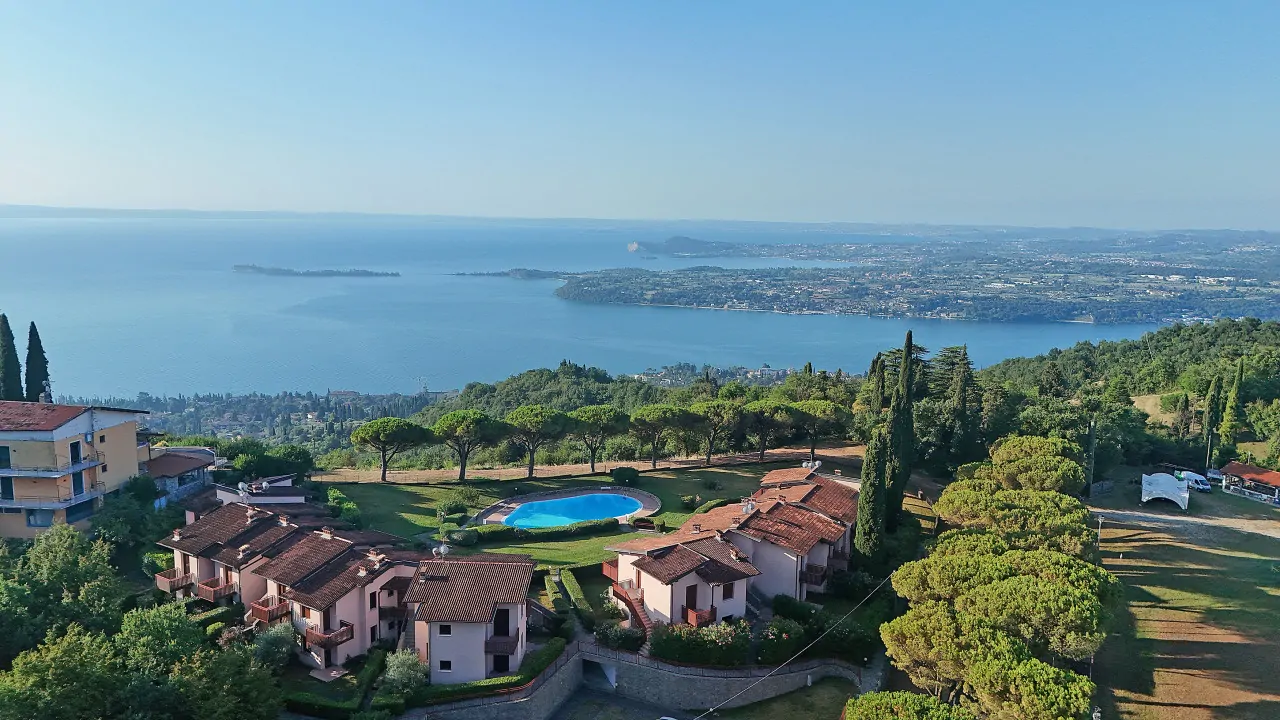Vista aerea del residence con piscina e giardini a Gardone Riviera