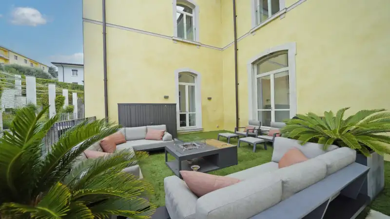 Esclusivo bilocale con cortile privato e garage nel centro di Salò, Salò