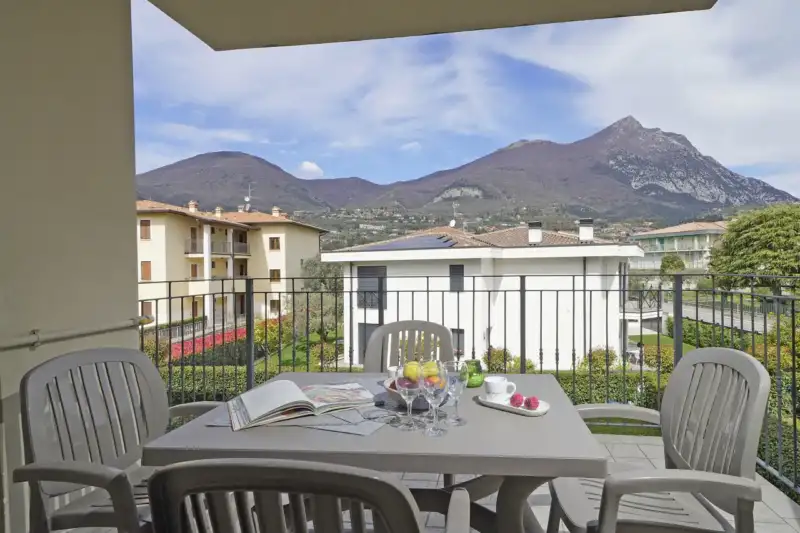 Zweizimmerwohnung mit großer Terrasse in Residenz mit Pool in Maderno, Toscolano Maderno